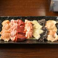 お店チョイスの当日オススメの内臓系の豪華盛り合わせ。異なる旨み・食感を食べ比べできます。※写真は『特選盛り』。