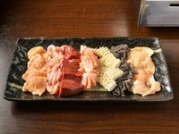 お店チョイスの当日オススメの内臓系の豪華盛り合わせ。異なる旨み・食感を食べ比べできます。※写真は『特選盛り』。