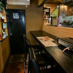 カウンター席でお一人様を楽しむ女性客の姿もしばしば