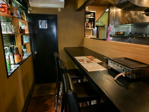 カウンター席でお一人様を楽しむ女性客の姿もしばしば