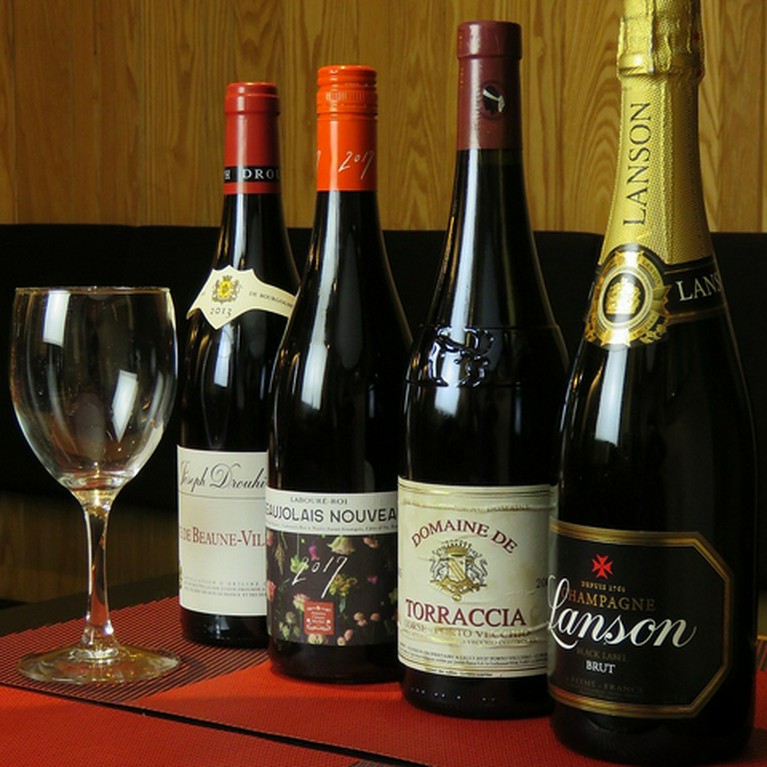 肉料理には肉の旨さを高める、ワインとのマリアージュがピッタリ