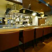 木目を基調とした落ち着いた雰囲気のカウンター席。駅から近く、ホテル内にあるので、ランチタイムには気軽に入ることができます。もちろん仕事終わりの一人ディナーにもオススメの一軒です。