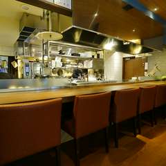 ランチや仕事終わりに、カウンター席で寛ぐひととき