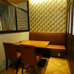 寛げる個室で大人なグルメを堪能。デートに最適な空間