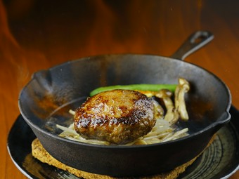 豪快なフランベと溢れる肉汁。肉そのものの醍醐味を満喫できる逸品『炎のハンバーグ』