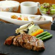 前菜・ライス・サラダ・スープ付。※＋300円で溶岩プレートを岩塩プレートに変更できます。