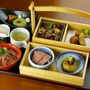 あか牛の魅力である、赤身の強い旨みと脂の甘さを存分に引き出し提供される料理の数々。そんなあか牛のおいしさを、さまざまな料理で堪能できる贅沢な一品です。ランチの人気メニューになっています。