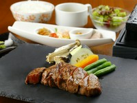 前菜・ライス・サラダ・スープ付。※+300円で溶岩プレートを岩塩プレートに変更できます。