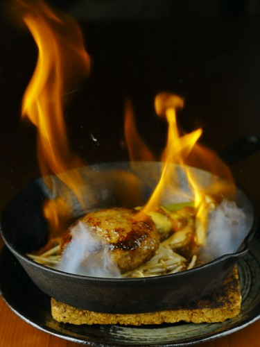 豪快フランベで、肉の旨さを更に引き出す