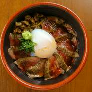 自社で肥育している自慢のあか牛「甲誠牛」を使った『あか牛丼』。薬味と一緒にレアな赤身肉を堪能できます。濃厚なトロトロの半熟卵を絡めれば、おいしさ倍増です。