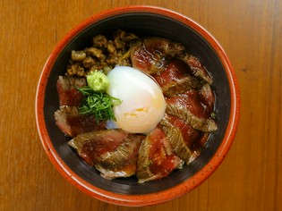 半熟卵を絡め、おいしさ倍増『阿蘇名物あか牛丼』