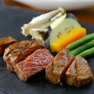 熊本・阿蘇にある自社牧場で育ったあか牛。豊かな草原と美しい水、過ごしやすい気候の中で育った上質な和牛です。あか牛は脂肪分が少なくヘルシーで、なめらかな口当たりが特長です。