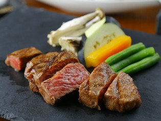 自社牧場肥育。阿蘇の自然の中で育った、自慢のあか牛を提供