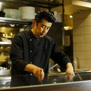 「初めて訪れたゲストでも、リラックスしてくつろげる店」と語る牛島氏。ゆっくりとくつろげる空間づくりはもちろん、店を訪れるゲストには、感謝の気持ちを込めて、常に笑顔で接客をしています。