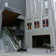 花畑町駅から徒歩1分。ホテルの2階にあるのが【あか牛Dining yoka-yoka 鉄板&グリル】です。自社飼育のあか牛料理はもちろん、熊本県産の厳選食材を使った上質な肉料理を、ワインと共に堪能できる店です。