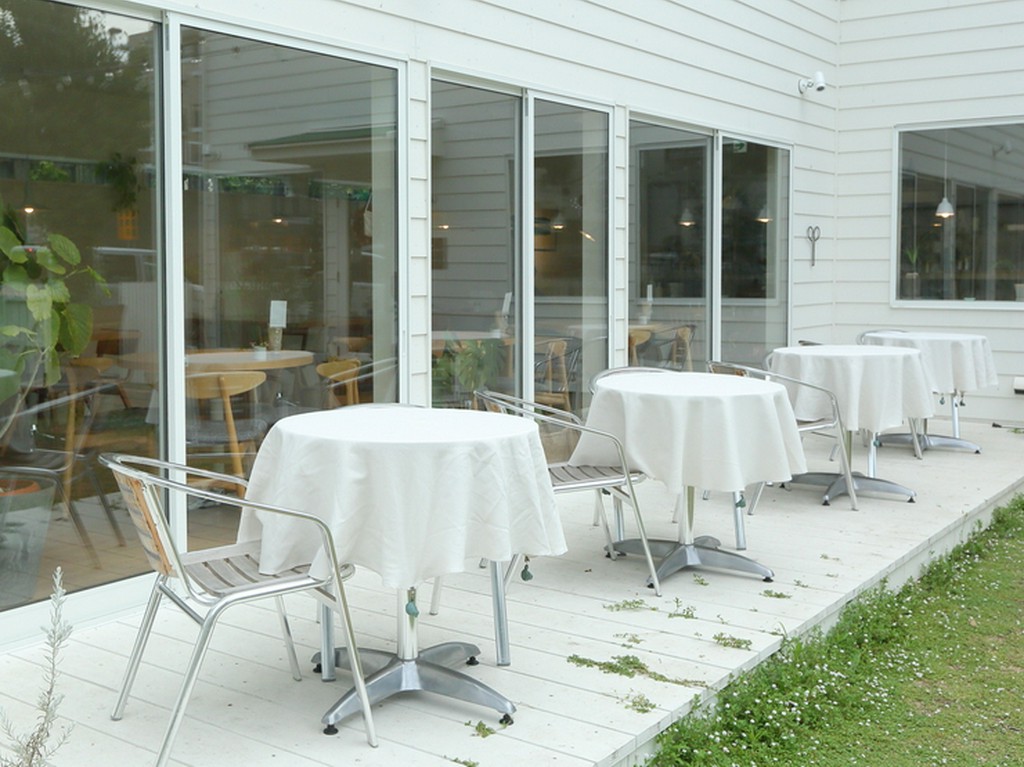 愛犬と一緒にいられる、自然の風が心地よいテラス席