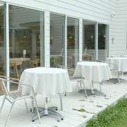 食事に出かける際、いつも愛犬を留守番させていたという方は【グリーンヤード　芦屋店】のテラス席へどうぞ。また、テラス席は広々とした開放的な空間であることから、さまざまなイベントも考えられているようです。