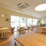 昼は明るい陽射しに満ち、夜は落ち着いた空間に。どの時間帯に訪れても、二人でゆっくり食事ができます。店の隣には提携駐車場があるので、休日のドライブデートにもぴったり。