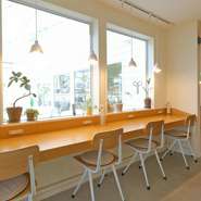 カウンターには、各席ごとにコンセントを設けています。そのため、食事中も仕事や勉強などで電源が必要な人にはとても便利。お腹を満たしながら、時間を有意義に活用できます。