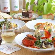 二人で記念日をお祝いしたいときに、相応しいメニューが用意されています。それが『ペアディナーセット』。二人分のデリ、パスタ、デザート、ドリンクがセットになった、オーダーしやすく食べやすいメニューです。