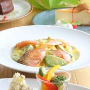 平打ち麺のフェットチーネを使うことで、濃厚で爽やかなクリームソースがしっかり絡み合います。炙って香ばしさを引き出したサーモンと、軽くバターソテーしたアボカド、どちらもひと手間加えたおいしさを満喫。