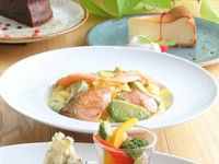 レモンの爽やかさが後に残る『炙りサーモンとアボカドのレモンクリームソース＜フェットチーネ＞』