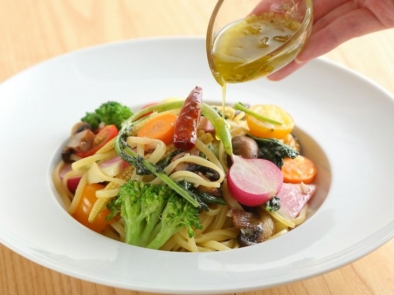 野菜がおいしい『グリーンヤードの野菜のペペロンチーノ・アンチョビグリーンソース添え＜リングイーネ＞』