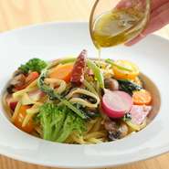 赤唐辛子の辛みとニンニクの香りで食欲をそそられる、大きめにカットされた新鮮野菜。食べる直前にアンチョビグリーンソースをかけることで、味に深みが増していきます。
※野菜の内容は入荷状況により変わります