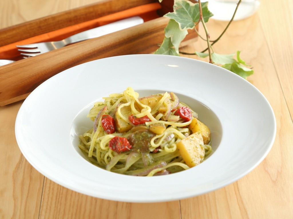 自家製ソースで味を決める『セミドライトマトとキタアカリの大葉ジェノヴェーゼ＜リングイーネ＞』