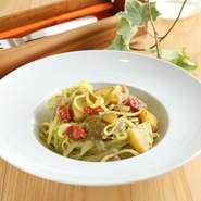 大葉を使ったジェノベーゼソースがつくられています。ソースの中には、アクセントとしてローストしたクルミを追加。自家製ドライトマトの酸みや甘みと重なり合い、サッパリとした味わいでどんどん食べ進められます。