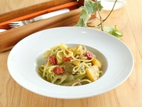 自家製ソースで味を決める『セミドライトマトとキタアカリの大葉ジェノヴェーゼ＜リングイーネ＞』