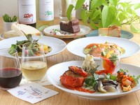 ・デリの盛り合わせ
・パスタ2品
・デザート2品
・ソフトドリンク2品
コーヒー・紅茶・ともコーラ・ジンジャーエール・オレンジジュース
※＋55円で小ビール、グラスワインに変更も可　