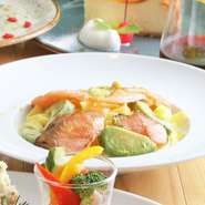 ハーブとともに長時間マリネしたサーモンとバターソテーしたアボカドを、レモンとディルが香る華やかなクリームソースでまとめ上げた逸品。白ワインと合わせるのもオススメです。