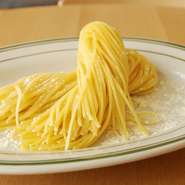 その日の気温や湿度に合わせて、水分量やゆで時間を調整。熱を加えると生パスタの水分がなくなり、独特な歯応えや粘りを感じられなくなるようです。生パスタは、丁寧な仕事によって仕上げられています。
