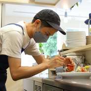 表情や声のトーンなどから「お客様が本当に求めているものは何か？」ということをいつも考えています。楽しく過ごしてもらえるように、会話の中から細かい感情を読み取ることを心がけています。