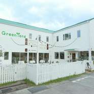 ゆったり広々としている【グリーンヤード　芦屋店】は、どこに座ってホッとした時間を過ごせます。テラス席では、ペット同伴もOK！大事な愛犬と一緒に、気軽に訪れてください。