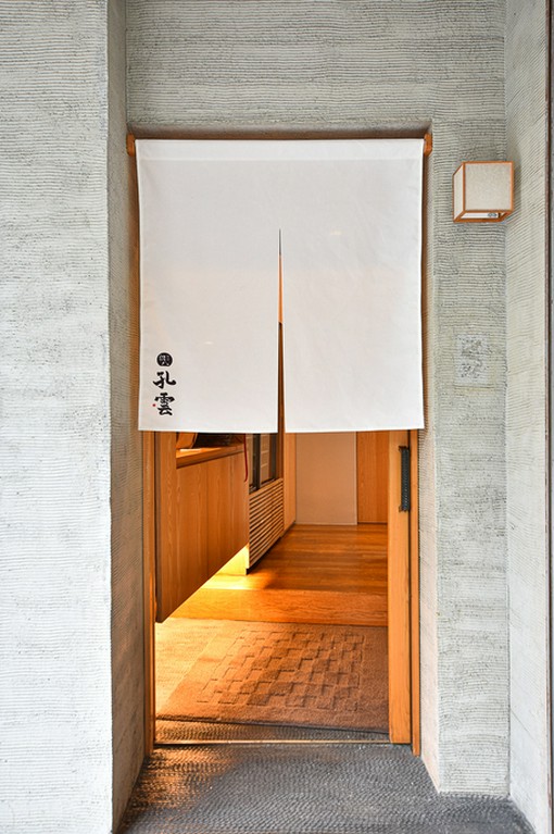 落ち着いた佇まいの店内