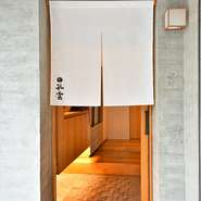 西洋風の家並みが続く、オシャレな街として有名な「自由が丘」落ち着いた佇まいの店内はオープンキッチンですので特にカウンターにお座りになると天ぷらや和食のシズル音をライブ感いっぱいでご堪能いただけます。

