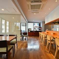 20坪24席のこぢんまりとした落ち着いた佇まいの店舗です。