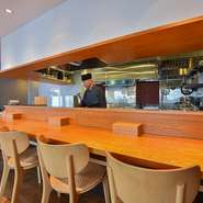 揚げたてが楽しめるカウンター席を完備。目の前で職人があなたのためだけに一つ一つ丁寧におつくりいたしますので、天ぷらの醍醐味をご堪能いただけます。さまざまなシーンでご利用ください。