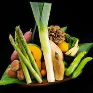 春、夏、秋、冬。それぞれの季節の旬のものを取り揃え。訪れるたびに食せるものが変わっていくので、来店するまでに「何が食べられるのか？」と想像するところから楽しい気分にさせてくれます。