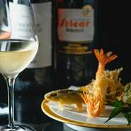 日本酒・ワイン・焼酎は一通りご用意しておりますが、特にワインと天麩羅、和食とのマッチングには力を入れており、シェリー酒も食中酒としてご用意しています。

