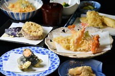 ＜天ぷら 十品＞
王道や旬の素材を取りまぜながらの天ぷら盛り合わせです（お食事は別途ご注文になります）