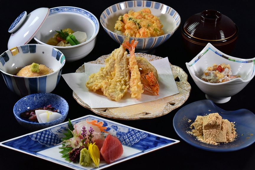 （全7皿）天ぷら1皿3種類。月替わりの日本料理と天ぷらがお楽しみいただけます。