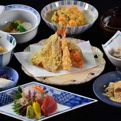 〈全7皿〉「天ぷら5種」月替わりの日本料理と天ぷらがお楽しみいただけます。