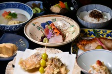 〈全11皿〉「旬の天ぷら4種」を中心に初夏の訪れを感じながらお楽しみいただける会席コースです。