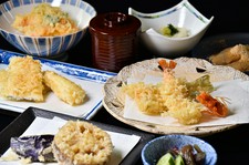 〈全8皿〉「天ぷら8種」巻海老や魚介、野菜など種類豊富な天ぷらをお楽しみいただけます。