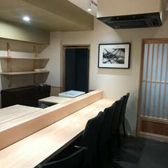 檜の一枚板が美しいカウンター席で肩を並べて寿司＆和食デート
