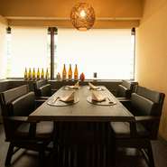 隠れ家的な店の一画に、さらにくつろぎ感が高い完全個室を設え。2～4名様でゆっくり憩え、デート、少人数の接待や会食、女子会、家族での食事などにぴったりです。人気の空間なので、早めの予約がオススメ。