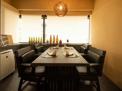 プライベートダイニングで憩うような広々快適な個室を用意